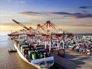 Tregua arancelaria entre EE. UU. y China reactiva embarques, pero incertidumbre comercial persiste