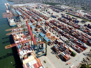 Transporte marítimo de contenedores exhibe abruptas caídas de fletes en rutas Asia-América Latina