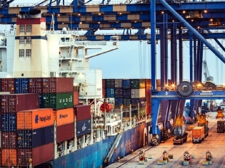 Guerra en Medio Oriente dispara recargos y extiende tiempos de tránsito en el sector portacontenedor