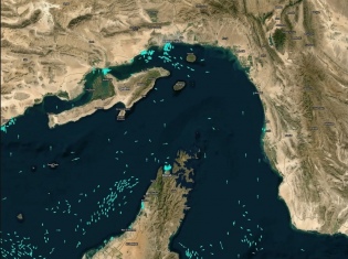 Alto riesgo y escalada de ataques contra la flota mercante restringen el tránsito en el Estrecho de Ormuz
