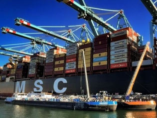 Alza del bunker amenaza con sumar US$20.000 millones en costos al transporte marítimo de contenedores
