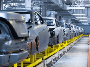 Cadena de suministro automotriz redefine sus decisiones logísticas ante impacto del conflicto en Medio Oriente