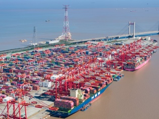 Alza de tarifas spot, congestión portuaria y fortaleza de las exportaciones chinas sostienen al sector portacontenedor