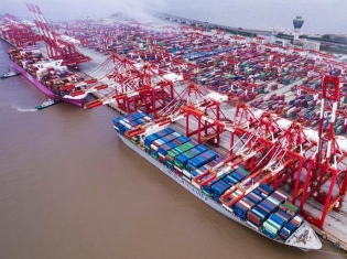 Tifón Dolphin deja tras su paso congestión de buques y carga en los principales puertos de China