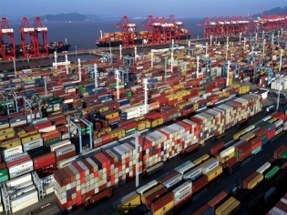 Buques con una capacidad total de 2,5 millones de TEUs esperan atracar en el norte de Asia 