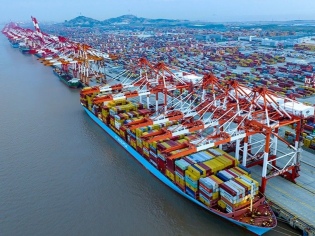 Exportaciones chinas sostienen la demanda de carga contenerizada pese a la debilidad de EE.UU.