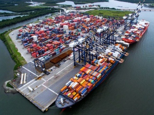 Sector portacontenedor: tarifas spot ceden a nivel global y servicios se reordenan en la ECSA